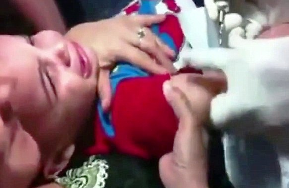 Mengerikan! Ibu Pegangi Anaknya Usia 3 Tahun   Sedang Ditato